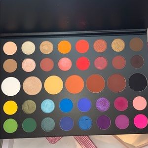 The James Charles palette (Jamis chanes x morphe)